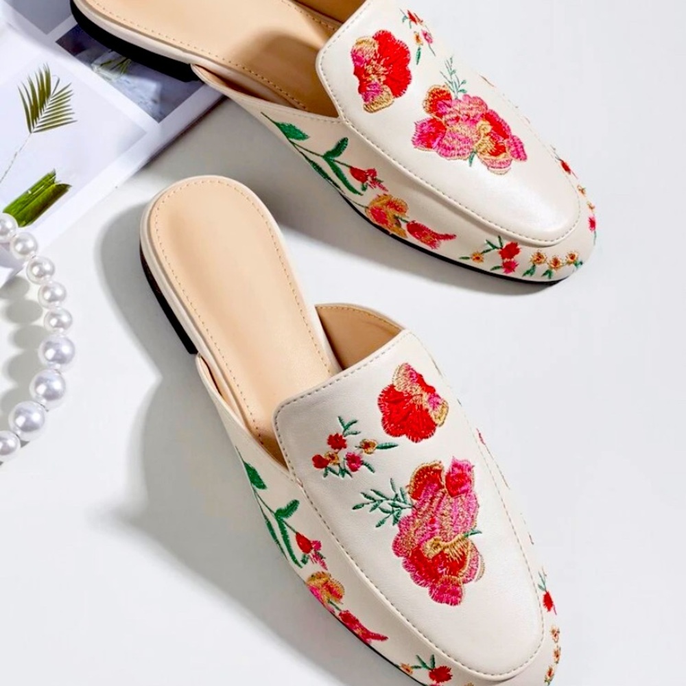 Beautiful lightly worn creme floral fashion mules size 40